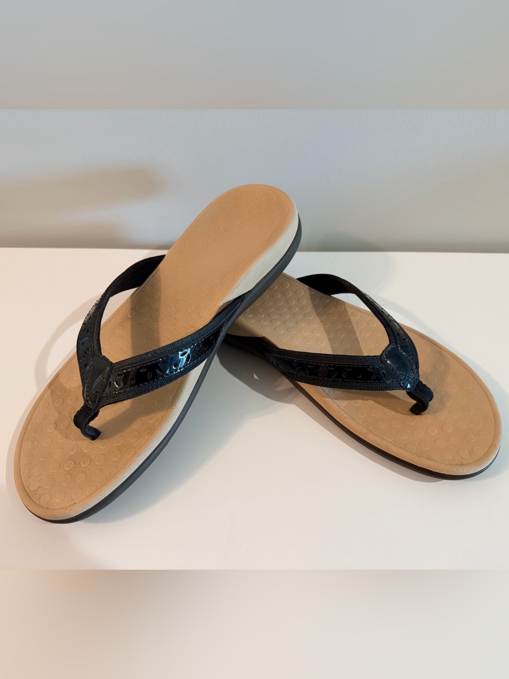 Vionic Tide Black Patent Women’s Thong Sandals with Arch Support Footbed